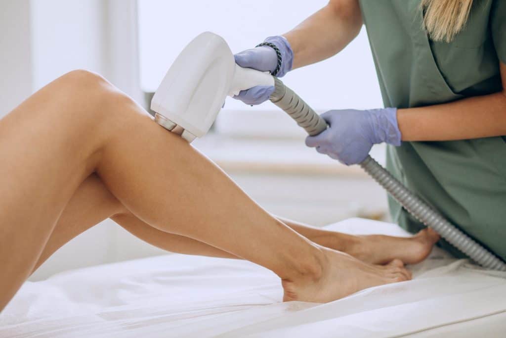 Epilare definitivă cu laser pe picioare la salon Old Ink Tattoo București pentru o piele netedă și fără fire de păr.